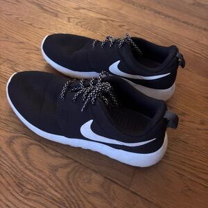 Nike Black and White Roshe Runs 👟